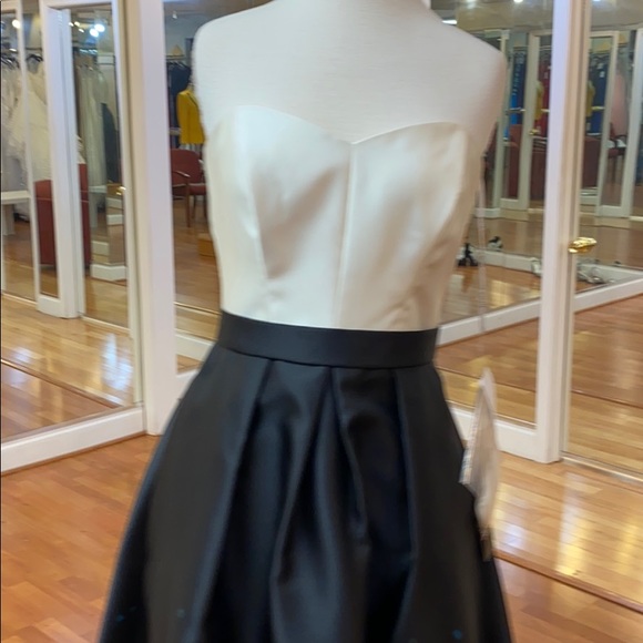 ⭐️SOLD⭐️ black and ivory bridesmaid dress - Picture 2 of 8